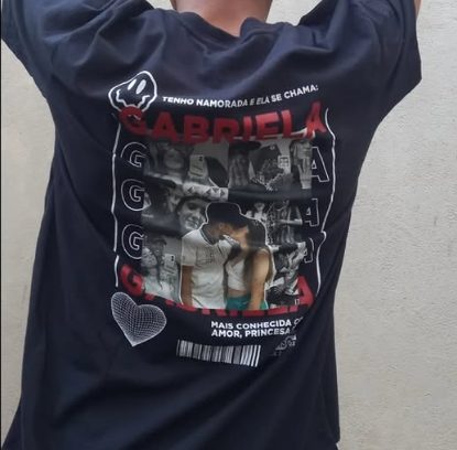 Costas de camisa personalizada com frase, fotos e código de barras