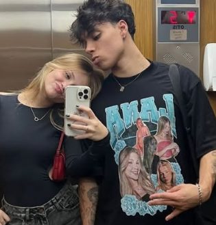Casal no elevador, ele com camisa personalizada